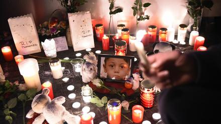 Berlin gedenken Menschen dem entführten und getöteten Flüchtlingsjungen Mohamed. 