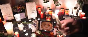 Berlin gedenken Menschen dem entführten und getöteten Flüchtlingsjungen Mohamed. 
