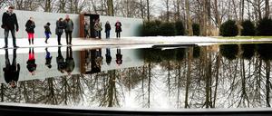 Das Denkmal für die im Nationalsozialismus ermordeten Sinti und Roma Europas am Simsonweg - Ecke Scheidemannstraße in Berlin-Mitte.