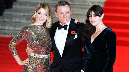 Weltpremiere des James-Bond-Films "Spectre" am Montagabend in London. Daniel Craig mit Lea Seydoux und Monica Bellucci auf dem Roten Teppich.