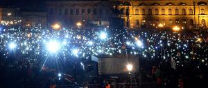 Anhänger der Pegida (Patriotische Europäer gegen die Islamisierung des Abendlandes) halten am 26.10.2015 in Dresden zum Abschluss ihrer Versammlung auf dem Theaterplatz ihre Handys hoch.