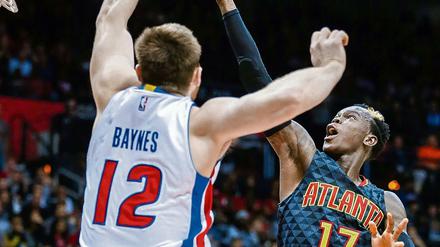 Der 22-jährige Dennis Schröder (re.) will so schnell wie möglich den Sprung in die Startaufstellung der Atlanta Hawks schaffen.