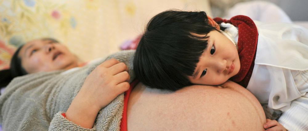 Chinas lockert die Geburtenkontrolle und schafft die Ein-Kind-Politik ab.