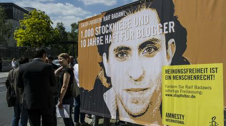 Weltweit - wie hier vor der Botschaft von Saudi Arabien in Berlin im Mai - wird gegen das Urteil gegen Raif Badawi protestiert.