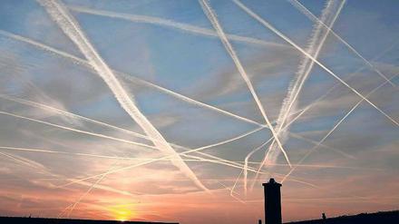 Himmelszeichen. Über die Kondensstreifen von Flugzeugen wird wild spekuliert. Die "Chemtrails" enthalten angeblich Chemikalien, die das Klima verändern und Menschen vergiften.