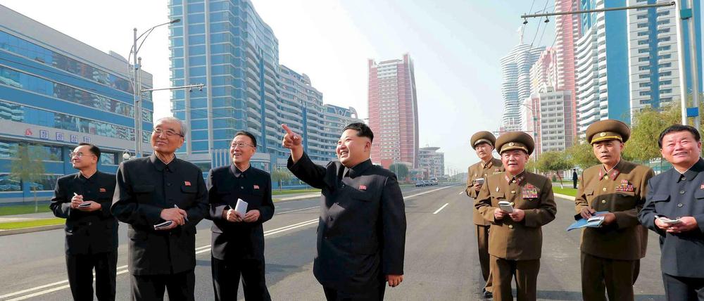 Abgeschottet. Der nordkoreanische Staatschef Kim Jong Un inspiziert auf diesem von der staatlichen Nachrichtenagentur KCNA verbreiteten Foto eine fertiggestellte Straße Pjöngjang.