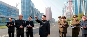 Abgeschottet. Der nordkoreanische Staatschef Kim Jong Un inspiziert auf diesem von der staatlichen Nachrichtenagentur KCNA verbreiteten Foto eine fertiggestellte Straße Pjöngjang.
