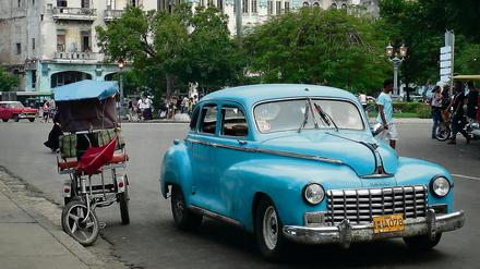 Typisches Straßenbild in Havanna: Auch aufgrund des Handelsembargos sind Autos in Kuba Luxusgüter, die seit Jahrzehnten sorgfältig gepflegt werden.