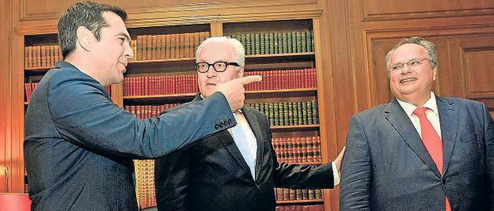Athener Gespräche. Griechenlands Ministerpräsident Alexis Tsipras, Außenminister Frank-Walter Steinmeier und Amtskollege Nikos Kotzias (von links). 
