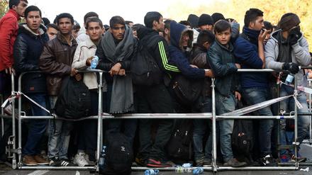 Flüchtlinge an der deutsch-österreichischen Grenze in der Nähe von der Passau. 