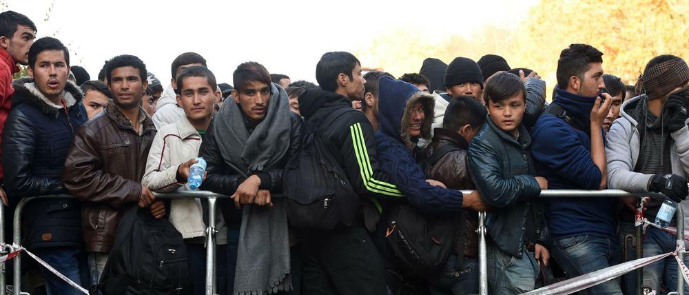 Flüchtlinge an der deutsch-österreichischen Grenze in der Nähe von der Passau. 