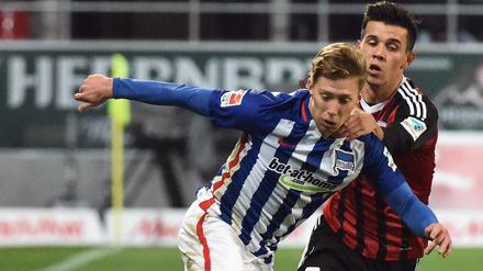 Der Mann des Spiels: Mitchell Weiser (l.), hier im Zweikampf mit dem Ex-Herthaner Alfredo Morales, erzielte das einzige Tor des Spiels und klärte kurz vor Spielschluss in höchster Not.