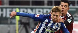 Der Mann des Spiels: Mitchell Weiser (l.), hier im Zweikampf mit dem Ex-Herthaner Alfredo Morales, erzielte das einzige Tor des Spiels und klärte kurz vor Spielschluss in höchster Not.
