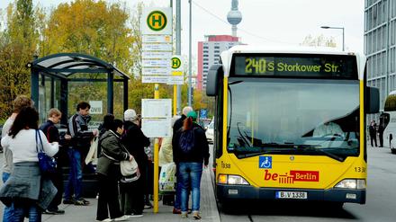 BVG-Bus der Linie 240 auf dem Weg zur Storkower Straße in Prenzlauer Berg.