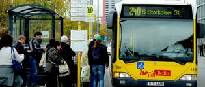 BVG-Bus der Linie 240 auf dem Weg zur Storkower Straße in Prenzlauer Berg.