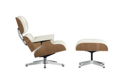 Ein Klassiker: Loungechair (white) von Charles &amp; Ray Eames aus dem Jahr 1956.