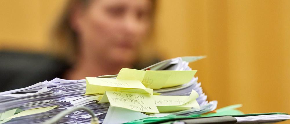 Die Angeklagte, Katja R., sitzt am Donnerstag im Landgericht in Münster auf der Anklagebank. Die Frau hat gestanden, ihre drei Kinder mit giftigen Gasen aus zwei Holzkohlegrills getötet zu haben.