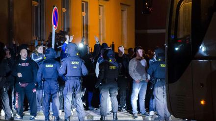 Demonstranten versuchen in Freiberg nach der Ankunft eines Sonderzugs mit Flüchtlingen, die Weiterfahrt in Bussen zu verhindern.