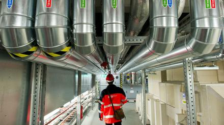 Baustelle in der Baustelle: Oben die Anlagen für Wärme- und Kälteversorgung, rechts die Entrauchungsanlage, die immer wieder für Ärger am BER sorgt.