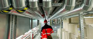 Baustelle in der Baustelle: Oben die Anlagen für Wärme- und Kälteversorgung, rechts die Entrauchungsanlage, die immer wieder für Ärger am BER sorgt.