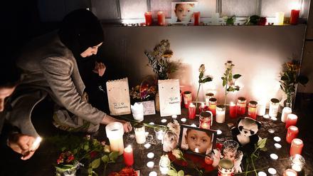 Abschied. Am Landesamt für Gesundheit und Soziales wurde am Donnerstag ein Kondolenzbuch ausgelegt. Kurz zuvor hatte die Polizei bekanntgegeben, dass die Leiche des vierjährigen Mohamed gefunden worden war. 