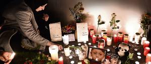 Abschied. Am Landesamt für Gesundheit und Soziales wurde am Donnerstag ein Kondolenzbuch ausgelegt. Kurz zuvor hatte die Polizei bekanntgegeben, dass die Leiche des vierjährigen Mohamed gefunden worden war. 