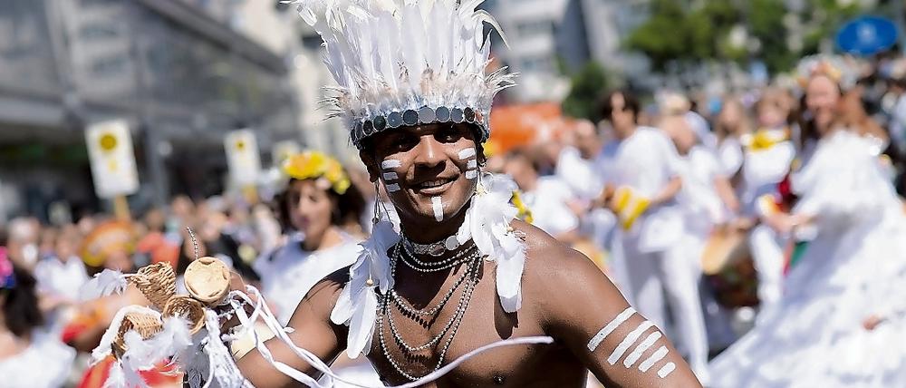 Mitgieder der Gruppe Maracat tanzen beim diesjährigen Karneval der Kulturen in Berlin.