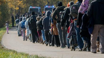 Asylsuchenden werden von der Polizei in Bayern zu einer Notunterkunft geführt.