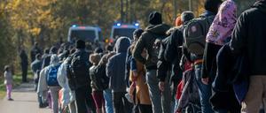 Asylsuchenden werden von der Polizei in Bayern zu einer Notunterkunft geführt.