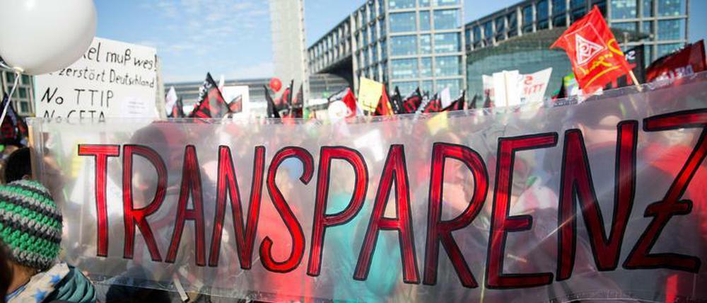 Nicht nur Bürger - wie hier auf einer Anti-TTIP-Demo in Berlin - fordern mehr Transparenz. Auch Interessenvertreter Michael Wedell spricht sich dafür aus.
