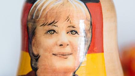 Eine russische Matrjoschka-Figur mit einem Merkel-Konterfei in Freital (Sachsen). Freital steht seit diesem Sommer für Fremdenhass. Doch dort leben nicht nur neue Flüchtlinge. Es gibt auch Einwanderer, die schon lange da sind. 