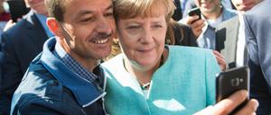 Wir schaffen das, sagte die Kanzlerin - hier in einer Flüchtlingsunterkunft in Berlin-Spandau. Die vom Gegenteil überzeugt sind, haben nicht die besten Argumente.