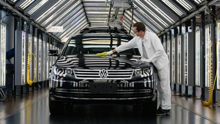 Ein VW-Luxusautomobil der Reihe "Phaeton", fotografiert in der Gläsernen Manufaktur von Volkswagen.