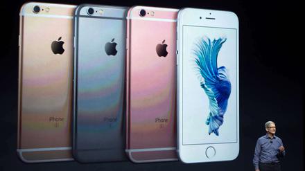 Apple-Chef Tim Cook präsentiert das iPhone 6s auf einem Event im September in San Francisco. 60 Prozent des Geschäfts machen iPhones für den Konzern aus.