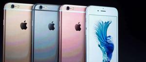 Apple-Chef Tim Cook präsentiert das iPhone 6s auf einem Event im September in San Francisco. 60 Prozent des Geschäfts machen iPhones für den Konzern aus.
