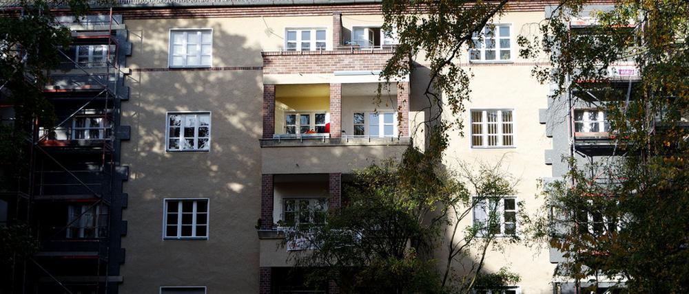 Die Mieter in diesem Wohnblock haben einen Baustopp per einstweiliger Verfügung durchgesetzt. Rechts und links wird bereits gedämmt.