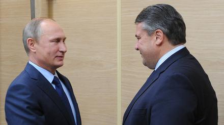 Treffen in der Residenz am Rande von Moskau: Russlands Präsident Wladimir Putin und Wirtschaftsminister Sigmar Gabriel bei der Begrüßung. 