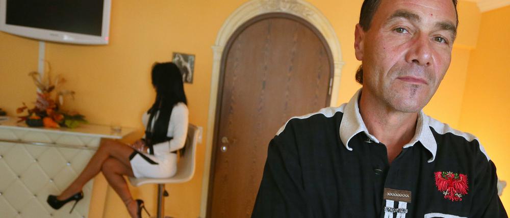 Der ehemalige Polizeibeamte Uwe Ittner steht in einem Bordell in Dachau (Bayern) vor einer Prostituierten. Über seinem Wechsel "Vom Blaulicht ins Rotlicht" hat Ittner ein Buch geschrieben.