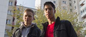 Jeff Ehling (16, l.) und Ahmad Omairat (17) vor der "Weißen Siedlung" in Neukölln, wo sie einem Sechsjährigen das Leben retteten.