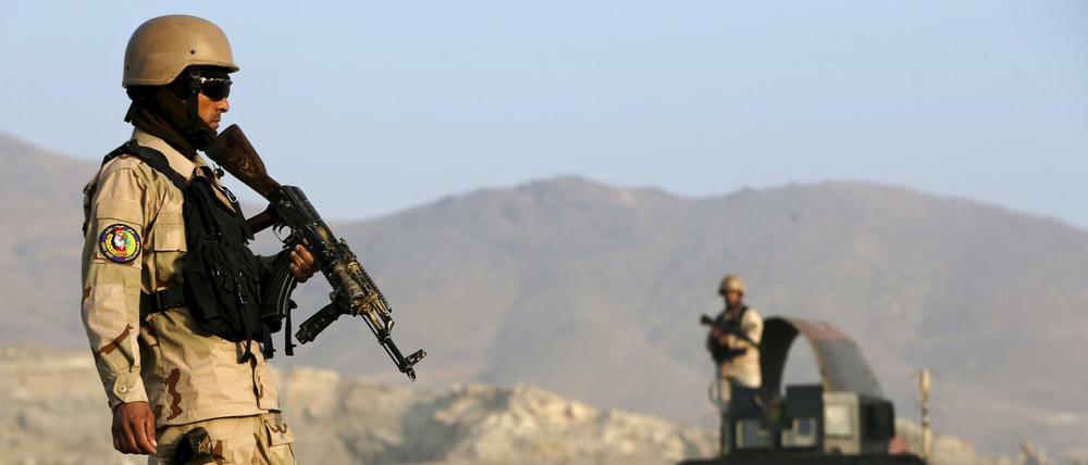 Noch sind die afghanischen Sicherheitskräfte - hier ein afghanischer Polizist an einem Grenzpunkt in der Nähe von Kabul - weithin überfordert, die Lage in dem Land zu stabilisieren. 