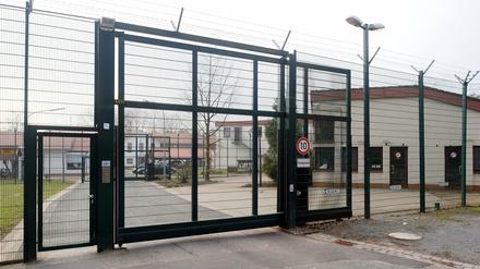 Ein großes Metalltor verschließt die Zufahrt zum Landeskrankenhaus Brauel bei Zeven (Kreis Rotenburg-Wümme). Fünf Insassen haben es trotzdem zu entkommen geschafft. 