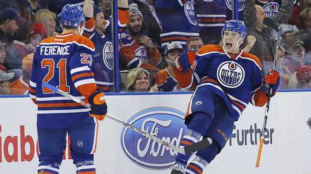 Freude beim Torschützen. Leon Draisaitl (r.) traf im ersten Spiel für die Oilers gleich zweimal.