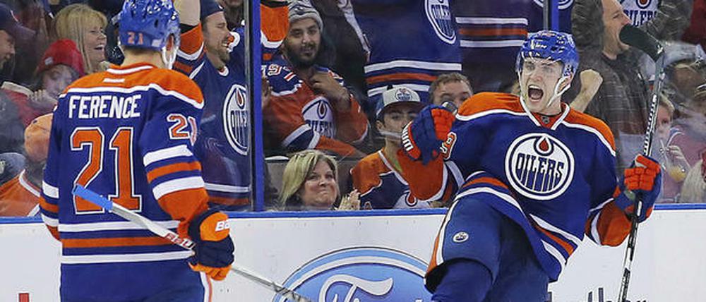 Freude beim Torschützen. Leon Draisaitl (r.) traf im ersten Spiel für die Oilers gleich zweimal.