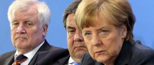 Der bayerische Ministerpräsident Horst Seehofer (CSU, l-r), Bundeswirtschaftsminister Sigmar Gabriel (SPD) und Bundeskanzlerin Angela Merkel (CDU) auf einem Archivbild vom 08.05.2015.