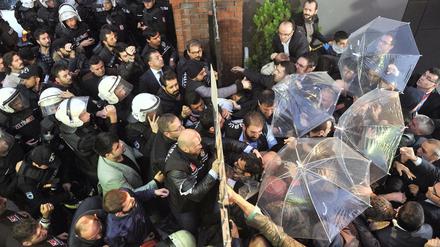 Polizei und Demonstranten, die gegen die Stürmung des Medienkonzerns in Istanbul protestieren.