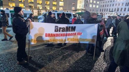 Unter Beobachtung. Bei Demonstrationen fremdenfeindlicher Gruppen - wie hier von "Bramm" - zeigt die Polizei Präsenz; ein Beamter soll aber in seiner Freizeit mitgelaufen sein.