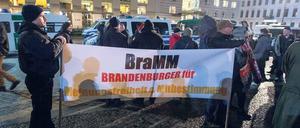 Unter Beobachtung. Bei Demonstrationen fremdenfeindlicher Gruppen - wie hier von "Bramm" - zeigt die Polizei Präsenz; ein Beamter soll aber in seiner Freizeit mitgelaufen sein.