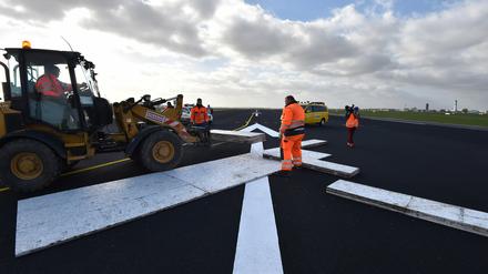 Arbeiten auf der sanierten Nordbahn des Flughafens Berlin-Schönefeld. Bei einer Umfrage schloss der Flughafen sehr schlecht ab.