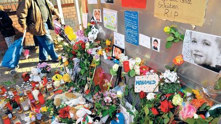 Gedenken. Viele Menschen in Berlin und Brandenburg sind dieser Tage in Gedanken bei den Familien von Mohamed und Elias. Vor dem Landesamt für Gesundheit und Soziales, wo Mohamed entführt wurde, wird der beiden Kinder gedacht. 