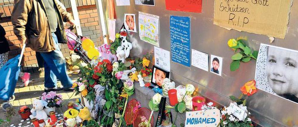 Gedenken. Viele Menschen in Berlin und Brandenburg sind dieser Tage in Gedanken bei den Familien von Mohamed und Elias. Vor dem Landesamt für Gesundheit und Soziales, wo Mohamed entführt wurde, wird der beiden Kinder gedacht.
